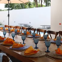 Montaje de mesas junto a la alberca